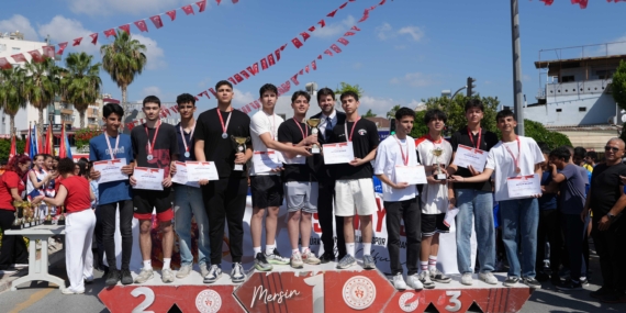 Tarsus’ta 19 Mayıs coşkusu, genç sporcular ödüllendirildi