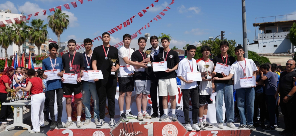 TARSUS'TA 19 MAYIS COŞKUSU, GENÇ SPORCULAR ÖDÜLLENDİRİLDİ