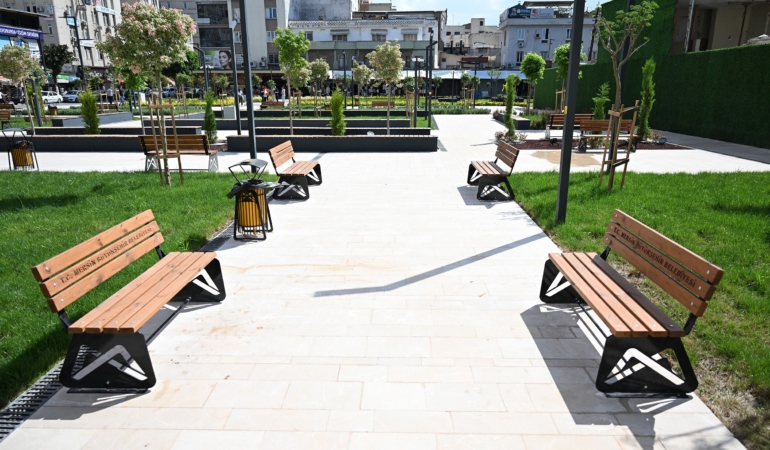Kırmızı Lacivert Kent Meydanı vatandaşların kullanımına açıldı