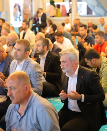 KAHRAMANMARAŞ'TAKİ OKUL SALDIRISINDA HAYATINI KAYBEDENLER İÇİN MEVLİT PROGRAMI DÜZENLENDİ ACILI BABA: "BU MİLLET ÇOCUKLARIMIZI VE ÖĞRETMENİMİZİ BAĞRINA BASTI"