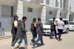 KENDİLERİNİ POLİS OLARAK TANITIP VATANDAŞLARI DOLANDIRDILAR