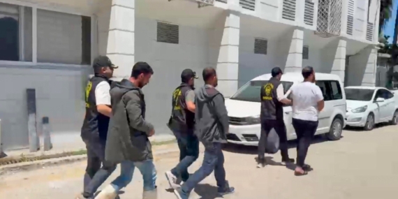 Mersin’de kendilerini polis olarak tanıtıp vatandaşları dolandırdılar
