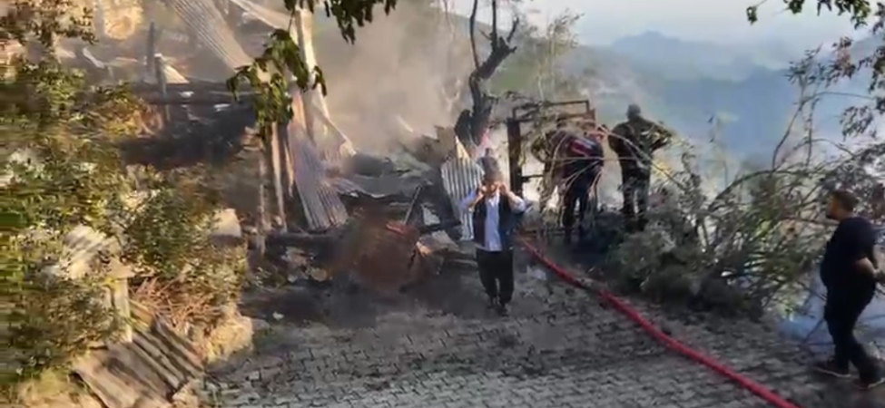 YAYLA EVİNDEN ORMANA SIÇRAYAN YANGIN SÖNDÜRÜLDÜ