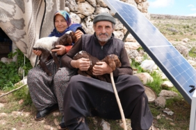 TOROSLARIN ZİRVESİNDE YÖRÜKLER, GÜNEŞ PANELLERİYLE ENERJİYE KAVUŞUYOR