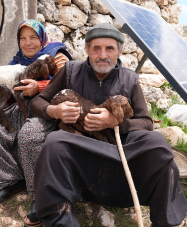TOROSLARIN ZİRVESİNDE YÖRÜKLER, GÜNEŞ PANELLERİYLE ENERJİYE KAVUŞUYOR