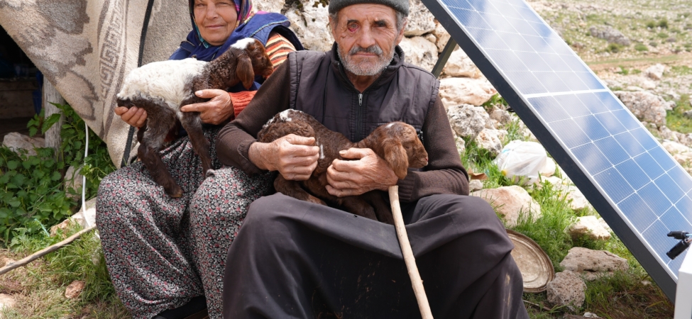 TOROSLARIN ZİRVESİNDE YÖRÜKLER, GÜNEŞ PANELLERİYLE ENERJİYE KAVUŞUYOR