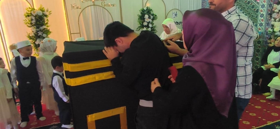 KABE HASRETİYLE GÖZYAŞLARINA BOĞULAN GENCİN DUASI YÜREKLERİ DAĞLADI ANAMUR'DA DUYGU DOLU ANLAR: ENGELLİ GENCİN KABE ÖZLEMİ HERKESİ AĞLATTI