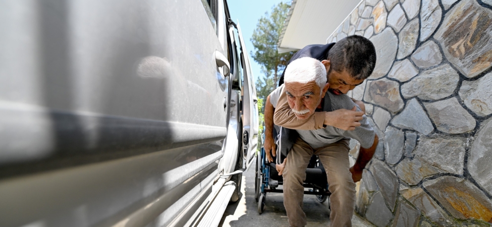 ENGELLİ OĞLUNU SIRTINDA TAŞIYAN BABANIN YOL SORUNU ÇÖZÜLDÜ