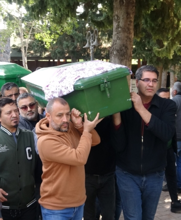 BİR FAİLİ MEÇHUL DAHA ÇÖZÜLDÜ: YANGINDA ÖLDÜKLERİ SANILIYORDU, EMEKLİ ÇİFT CİNAYETE KURBAN GİTMİŞ MERSİN'İN  ERDEMLİ İLÇESİNDE 27 AY ÖNCE EVLERİNDE ÇIKAN YANGINDA HAYATINI KAYBETTİĞİ DÜŞÜNÜLEN BÜTÜNER ÇİFTİNİN CİNAYETE KURBAN GİTTİĞİNİN DEĞERLENDİRİLEREK ÇALIŞMA YAPILMASI ÜZERİNE  ŞÜPHELİ  TESPİT EDİLİP YAKALANIP TUTUKLANDI