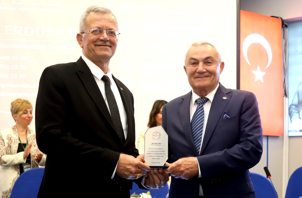 PROGRAMIN AÇILIŞINDA KONUŞAN MERSİN ORGANİZE SANAYİ BÖLGESİ YÖNETİM KURULU BAŞKANI SABRİ TEKLİ (SOLDA), KÜRESEL ÖLÇEKTE ÜRETİM MODELLERİ, TİCARET SİSTEMLERİ VE YATIRIM KRİTERLERİNİN HIZLA DEĞİŞTİĞİNİ SÖYLEDİ. (İHA/MERSİN-İHA) Mersin Organize Sanayi Bölgesi (MOSB) tarafından düzenlenen 'Kurumsal Sürdürülebilirlik ve Yeni Fırsatlar' konferansında, sürdürülebilirlik, yeşil dönüşüm, karbon yönetimi ve sanayinin geleceği ele alındı.