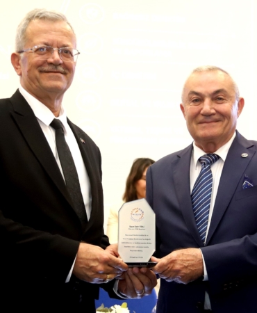 PROGRAMIN AÇILIŞINDA KONUŞAN MERSİN ORGANİZE SANAYİ BÖLGESİ YÖNETİM KURULU BAŞKANI SABRİ TEKLİ (SOLDA), KÜRESEL ÖLÇEKTE ÜRETİM MODELLERİ, TİCARET SİSTEMLERİ VE YATIRIM KRİTERLERİNİN HIZLA DEĞİŞTİĞİNİ SÖYLEDİ. (İHA/MERSİN-İHA) Mersin Organize Sanayi Bölgesi (MOSB) tarafından düzenlenen 'Kurumsal Sürdürülebilirlik ve Yeni Fırsatlar' konferansında, sürdürülebilirlik, yeşil dönüşüm, karbon yönetimi ve sanayinin geleceği ele alındı.