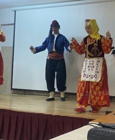 HALK EĞİTİMİ KURSİYERLERİ İNGİLİZCE TİYATROYLA SAHNE ALDI