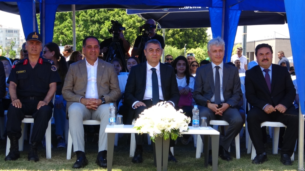 AKDENİZ MİLLET BAHÇESİ'NDE 'ÇEVRE MÜFETTİŞİ VE SIFIR ATIK GÜNÜ ATÖLYE ETKİNLİKLERİ PROGRAMI' DÜZENLENDİ. (FEVZİ DEMİRCAN/MERSİN-İHA) Mersin'de Türkiye Çevre Haftası kapsamında düzenlenen etkinliklerde, ilkokul öğrencilerinin atık malzemelerden hazırladığı kıyafetlerle gerçekleştirdiği defile büyük ilgi gördü. Geri dönüştürülebilir atıklardan tasarlanan kostümlerle podyuma çıkan öğrenciler, çevre bilincine dikkat çekerken, izleyicilerden yoğun alkış aldı.