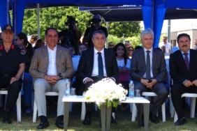AKDENİZ MİLLET BAHÇESİ'NDE 'ÇEVRE MÜFETTİŞİ VE SIFIR ATIK GÜNÜ ATÖLYE ETKİNLİKLERİ PROGRAMI' DÜZENLENDİ. (FEVZİ DEMİRCAN/MERSİN-İHA) Mersin'de Türkiye Çevre Haftası kapsamında düzenlenen etkinliklerde, ilkokul öğrencilerinin atık malzemelerden hazırladığı kıyafetlerle gerçekleştirdiği defile büyük ilgi gördü. Geri dönüştürülebilir atıklardan tasarlanan kostümlerle podyuma çıkan öğrenciler, çevre bilincine dikkat çekerken, izleyicilerden yoğun alkış aldı.
