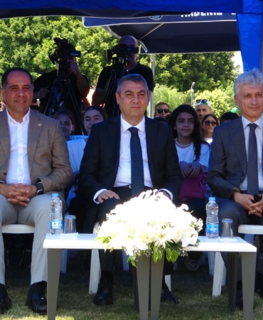 AKDENİZ MİLLET BAHÇESİ'NDE 'ÇEVRE MÜFETTİŞİ VE SIFIR ATIK GÜNÜ ATÖLYE ETKİNLİKLERİ PROGRAMI' DÜZENLENDİ. (FEVZİ DEMİRCAN/MERSİN-İHA) Mersin'de Türkiye Çevre Haftası kapsamında düzenlenen etkinliklerde, ilkokul öğrencilerinin atık malzemelerden hazırladığı kıyafetlerle gerçekleştirdiği defile büyük ilgi gördü. Geri dönüştürülebilir atıklardan tasarlanan kostümlerle podyuma çıkan öğrenciler, çevre bilincine dikkat çekerken, izleyicilerden yoğun alkış aldı.