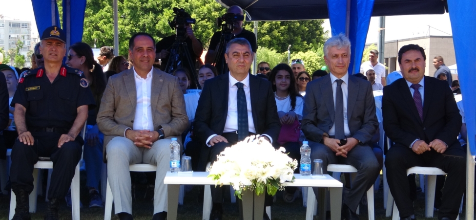 AKDENİZ MİLLET BAHÇESİ'NDE 'ÇEVRE MÜFETTİŞİ VE SIFIR ATIK GÜNÜ ATÖLYE ETKİNLİKLERİ PROGRAMI' DÜZENLENDİ. (FEVZİ DEMİRCAN/MERSİN-İHA) Mersin'de Türkiye Çevre Haftası kapsamında düzenlenen etkinliklerde, ilkokul öğrencilerinin atık malzemelerden hazırladığı kıyafetlerle gerçekleştirdiği defile büyük ilgi gördü. Geri dönüştürülebilir atıklardan tasarlanan kostümlerle podyuma çıkan öğrenciler, çevre bilincine dikkat çekerken, izleyicilerden yoğun alkış aldı.