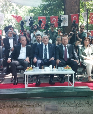 MUT İLÇESİNDE 'KARACAOĞLAN KAYISI KÜLTÜR VE SANAT FESTİVALİ'NİN 64'ÜNCÜSÜ COŞKULU BAŞLADI. (HASAN ÇETİN/MERSİN-İHA) Mersin'in Mut ilçesinde bu yıl 64'üncüsü düzenlenen Karacaoğlan Kayısı Kültür ve Sanat Festivali, renkli etkinlikler ve yoğun katılımla başladı.