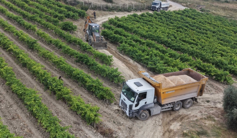 Tarsus Belediyesinden hasat öncesi kırsal yollara bakım