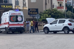 MERSİN'DE ARAÇLARIN KARIŞTIĞI KAZADA 2 YARALI