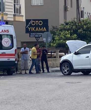 MERSİN'DE ARAÇLARIN KARIŞTIĞI KAZADA 2 YARALI