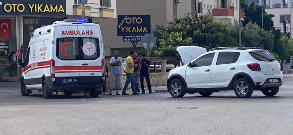 MERSİN'DE ARAÇLARIN KARIŞTIĞI KAZADA 2 YARALI