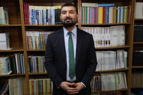 DOÇ. DR. AKINCI: "BARIŞIN ÖNÜNDEKİ ENGEL İSRAİL OLABİLİR" ULUSLARARASI İLİŞKİLER BÖLÜM BAŞKANI DOÇ. DR. BERAT AKINCI: "ABD İLE İRAN ARASINDA DİPLOMASİ İRADESİNİN BULUNUYOR" "ABD, HÜRMÜZ BOĞAZI'NIN SAVAŞ ÖNCESİNDEKİ İŞLEYİŞİNE DÖNMESİNİ İSTİYOR"