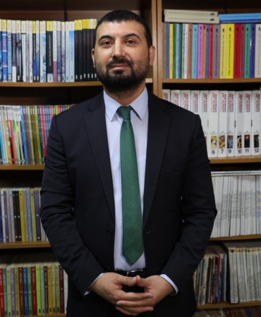 DOÇ. DR. AKINCI: "BARIŞIN ÖNÜNDEKİ ENGEL İSRAİL OLABİLİR" ULUSLARARASI İLİŞKİLER BÖLÜM BAŞKANI DOÇ. DR. BERAT AKINCI: "ABD İLE İRAN ARASINDA DİPLOMASİ İRADESİNİN BULUNUYOR" "ABD, HÜRMÜZ BOĞAZI'NIN SAVAŞ ÖNCESİNDEKİ İŞLEYİŞİNE DÖNMESİNİ İSTİYOR"