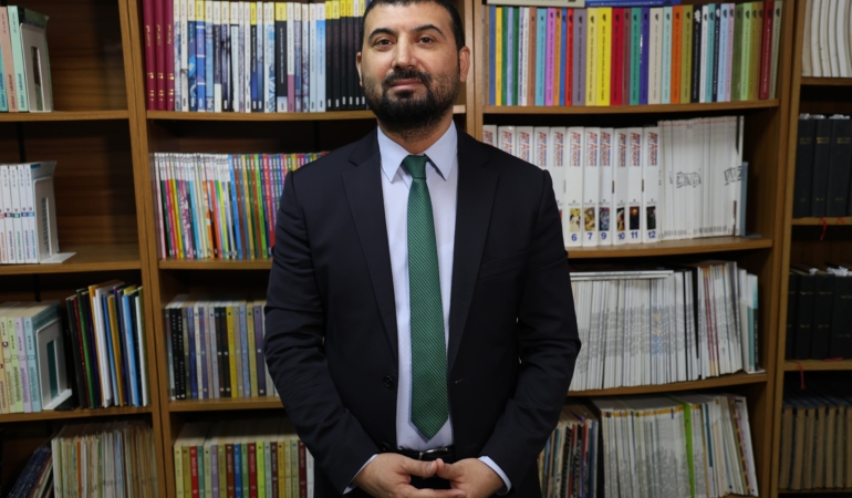 DOÇ. DR. AKINCI: "BARIŞIN ÖNÜNDEKİ ENGEL İSRAİL OLABİLİR" ULUSLARARASI İLİŞKİLER BÖLÜM BAŞKANI DOÇ. DR. BERAT AKINCI: "ABD İLE İRAN ARASINDA DİPLOMASİ İRADESİNİN BULUNUYOR" "ABD, HÜRMÜZ BOĞAZI'NIN SAVAŞ ÖNCESİNDEKİ İŞLEYİŞİNE DÖNMESİNİ İSTİYOR"