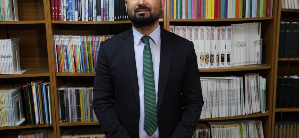 DOÇ. DR. AKINCI: "BARIŞIN ÖNÜNDEKİ ENGEL İSRAİL OLABİLİR" ULUSLARARASI İLİŞKİLER BÖLÜM BAŞKANI DOÇ. DR. BERAT AKINCI: "ABD İLE İRAN ARASINDA DİPLOMASİ İRADESİNİN BULUNUYOR" "ABD, HÜRMÜZ BOĞAZI'NIN SAVAŞ ÖNCESİNDEKİ İŞLEYİŞİNE DÖNMESİNİ İSTİYOR"
