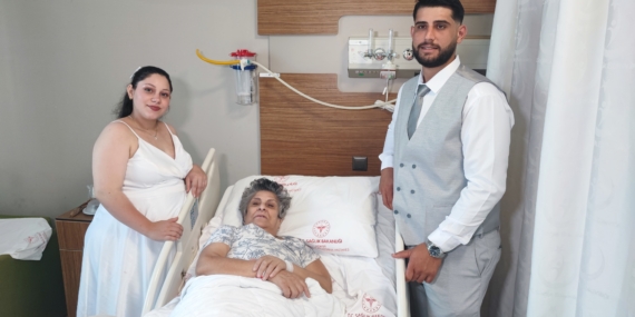 Gelin ve damattan anneyi ağlatan ziyaret