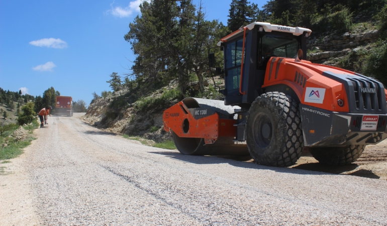 MERSİN'DE KIRSAL ULAŞIMI RAHATLATAN ASFALT ÇALIŞMASI TAMAMLANDI