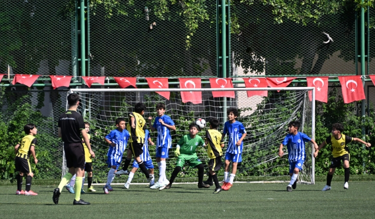 Mersin’de 3 binden fazla çocuk futbol şöleninde buluştu