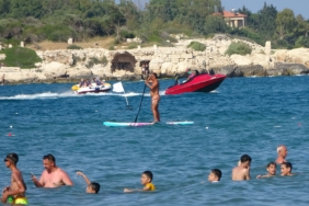 SICAKLAR GELDİ, OKULLAR TATİL OLMADAN SAHİLLERDE YOĞUNLUK BAŞLADI