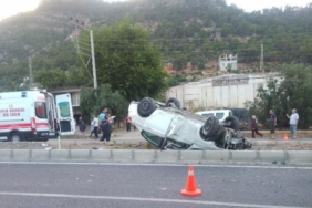 MERSİN'DE KAZA YAPAN OTOMOBİL TAKLA ATTI: 2 YARALI KAZA ANI KAMERADA