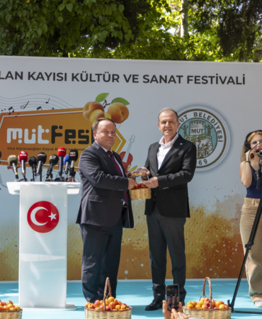 BAŞKAN SEÇER, ‘64. MUT KARACAOĞLAN KAYISI KÜLTÜR VE SANAT FESTİVALİ’NE KATILDI (1)