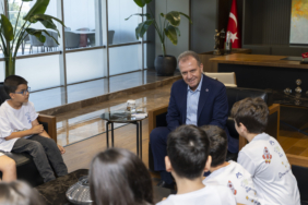 MERSİN BÜYÜKŞEHİR’İN MERCAN ROBOTİK TAKIMI ÖĞRENCİLERİNDEN BAŞKAN SEÇER’E ZİYARET (1)