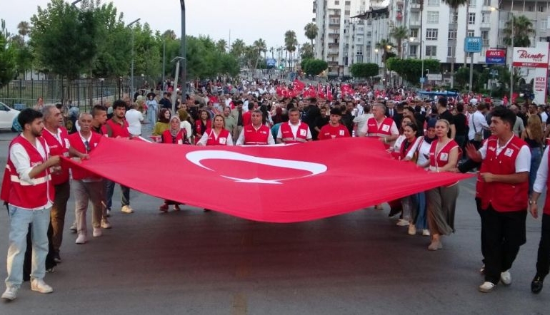 Mersin’de 15 Temmuz yürüyüşü düzenlendi, demokrasi nöbeti tutuldu