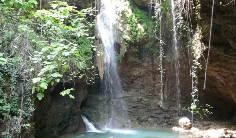 Mersin’in gizli cenneti bu yıl coştu: Koramşalı Şelalesi ziyaretçilerini büyülüyor