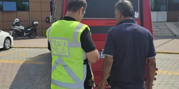 Mersin’de trafik güvenliğini tehlikeye atan minibüs sürücüsüne ceza