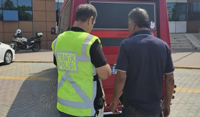 Mersin’de trafik güvenliğini tehlikeye atan minibüs sürücüsüne ceza