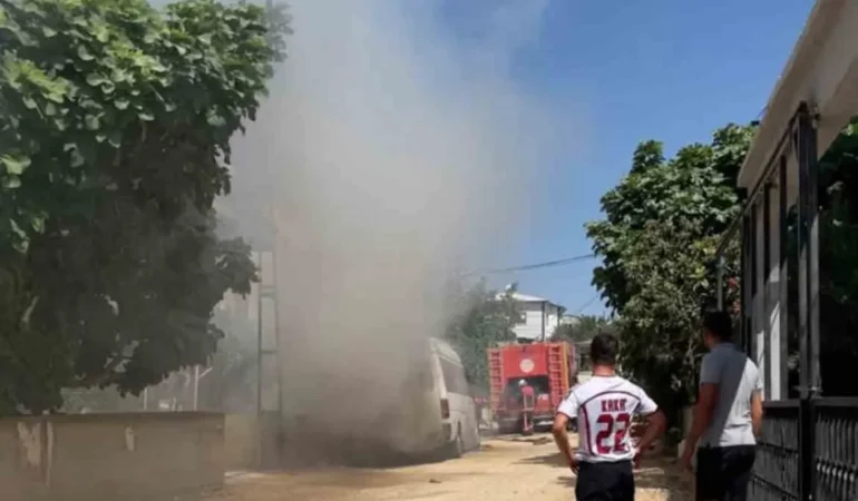 Mut’ta peş peşe araç yangını: Vinç ve minibüs alev aldı