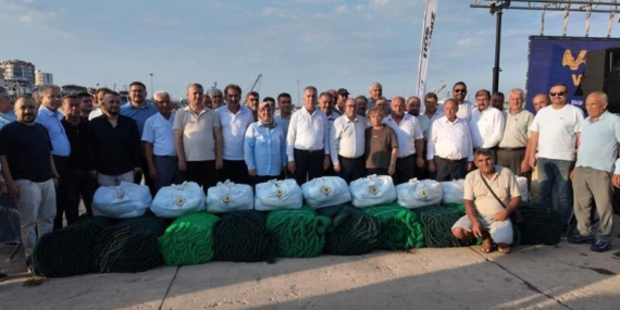 Erdemli’de balıkçılara ekipman desteği