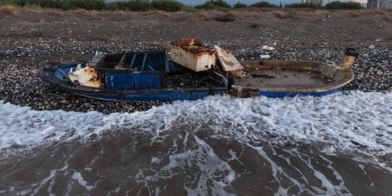Caretta cerattaların yuvalama alanındaki kıyıya batık tekne vurdu