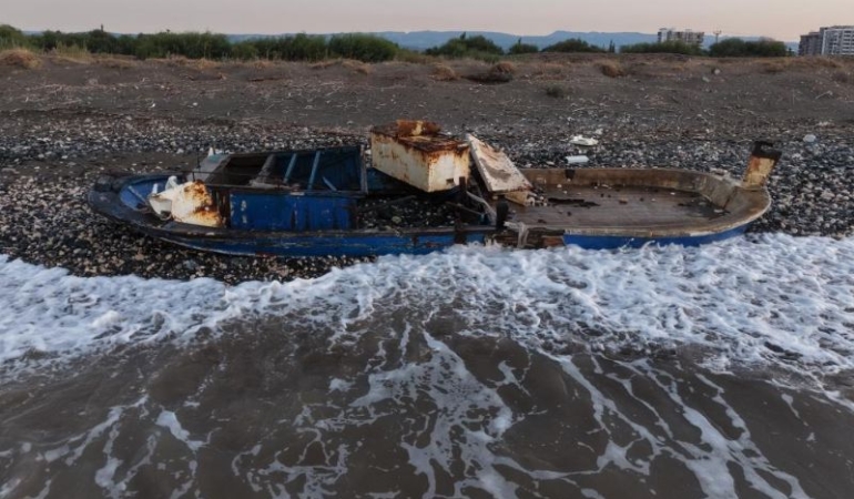 Caretta cerattaların yuvalama alanındaki kıyıya batık tekne vurdu