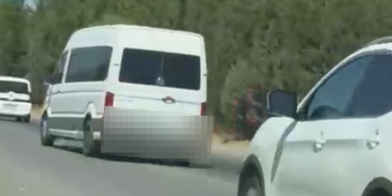 Trafiği tehlikeye düşüren minibüs sürücüsü sanal devriyeye takıldı