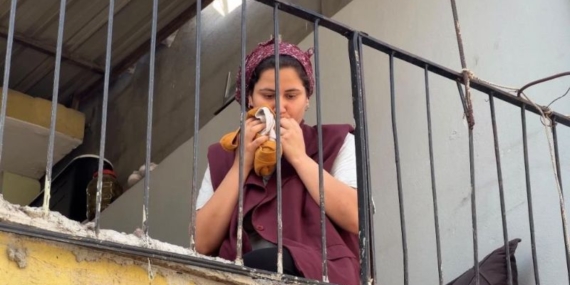 Annesi sokaktan korkarken, facia evlerinin balkonunda yakaladı