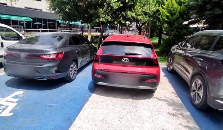 Mersin’de engelli rampası ve kaldırımı işgal eden 184 araca ceza