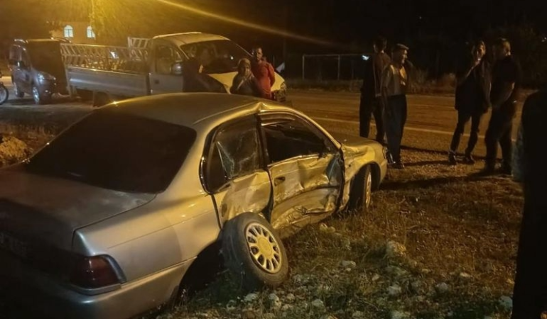 Otomobil ile kamyonet çarpıştı: 2 yaralı