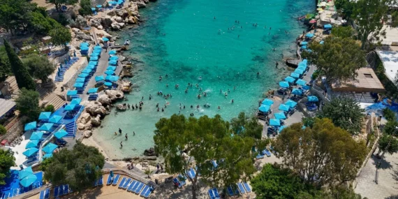 Mersin’in mavi bayraklı plajları yazın gözdesi olmayı sürdürüyor