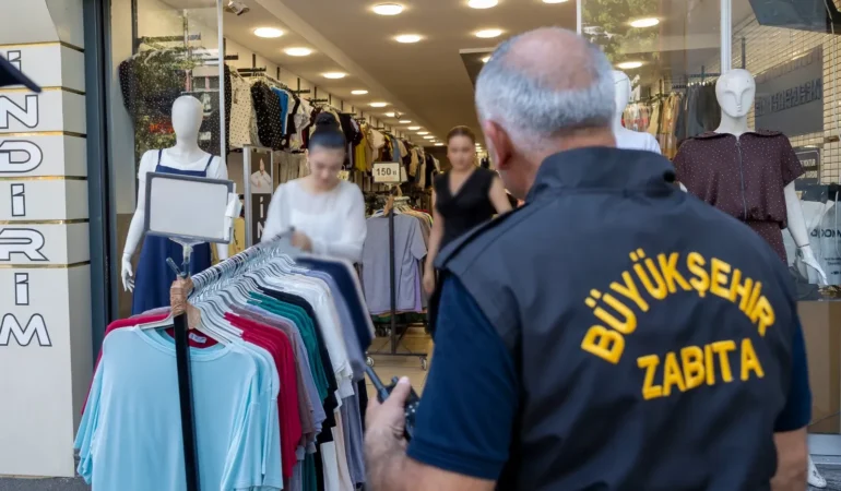 Mersin Büyükşehir’den kaldırım işgali denetimi